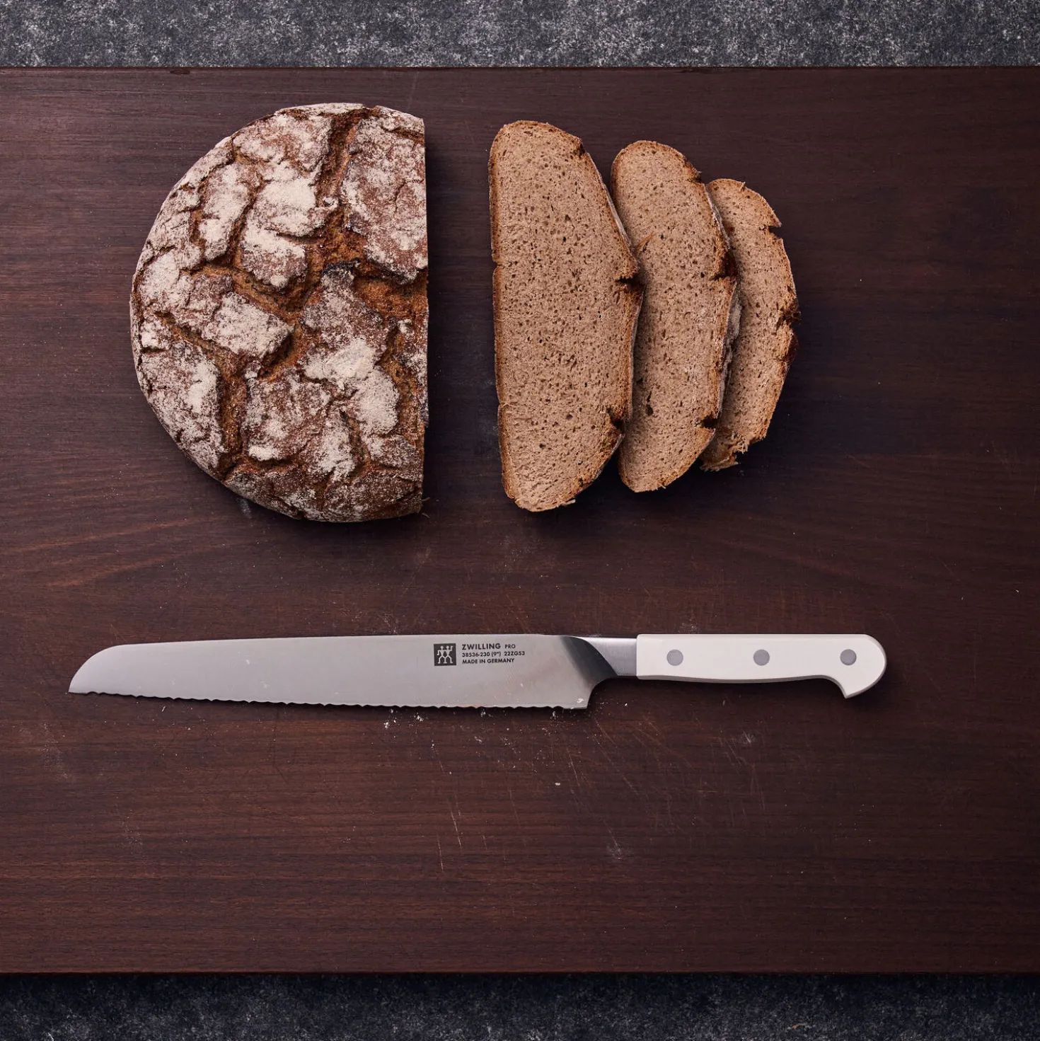 Brotmesser 23 cm, Wellenschliff