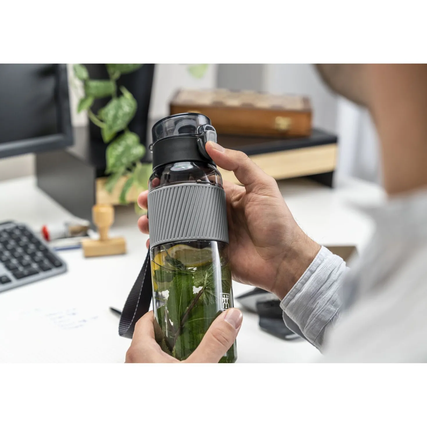Trinkflasche, 680 ml, Tritan, Schwarz